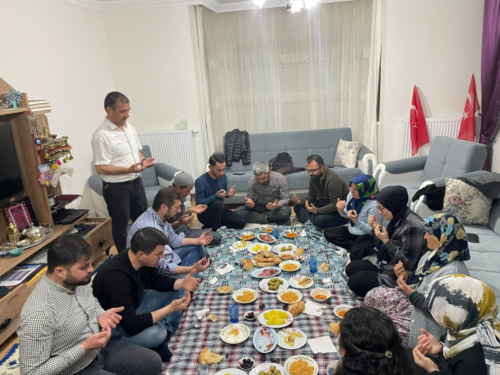 Milletvekili Uygur'dan Sındırgı'da Ev Ziyareti, Bigadiç KYK'da Gençlerle Buluşma