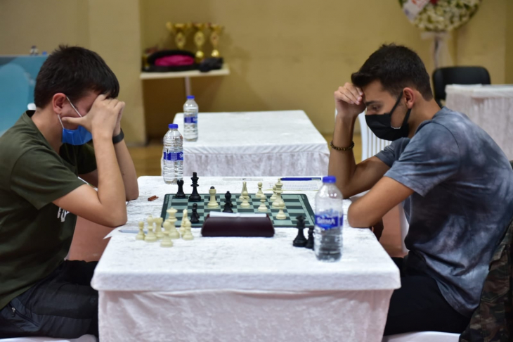 Karesi'de Gençlere Özel Satranç Turnuvası