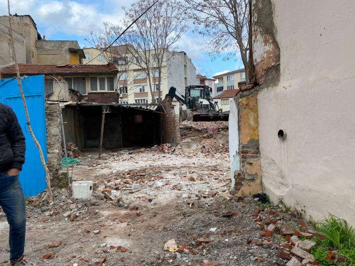 Karesi'de Metuk Binalar Yıkılıyor
