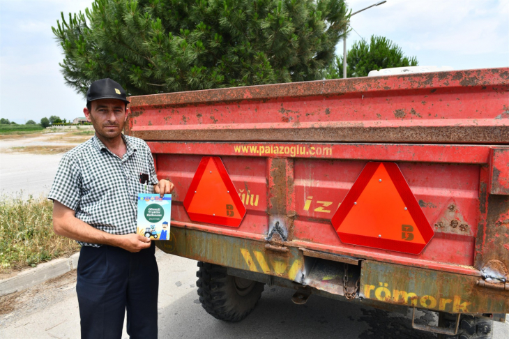Büyükşehir'den traktörü olan çiftçilere reflektör desteği
