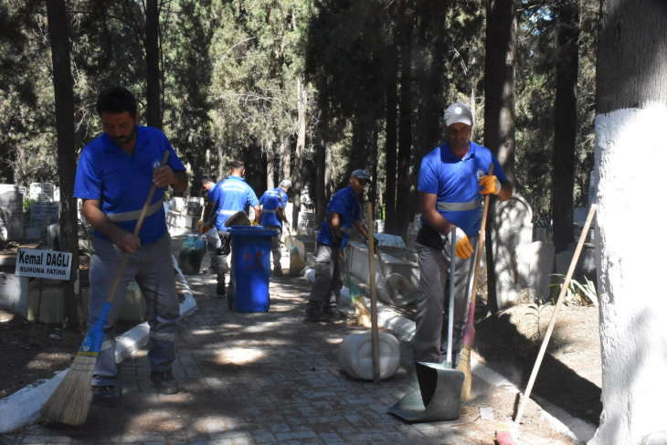 Edremit Belediyesi Mezarlık ve Şehitlikleri Bayrama Hazırladı