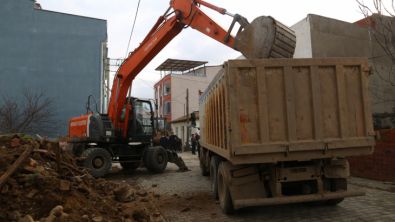 Burhaniye'de Metruk Binaların Yıkımı Başladı